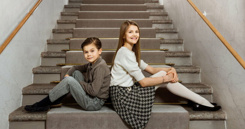 Prins Oscar och prinsessan Estelles syskonbild orsakar skriverier på amerikanska sajten Prinsessan Estelle, prins Oscar