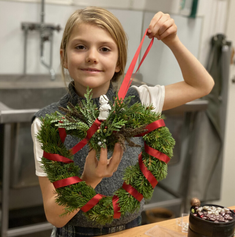 Prinsessan Estelle med adventskransen som hon har gjort själv. Prinsessan Estelle Advent 2020 Haga slott Julpyssel
