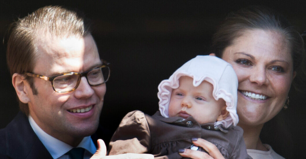 Prins Daniel och kronprinsessan Victoria visar upp sin dotter prinsessan Estelle. Foto: TT Så gick det till när prinsessan Estelle föddes
