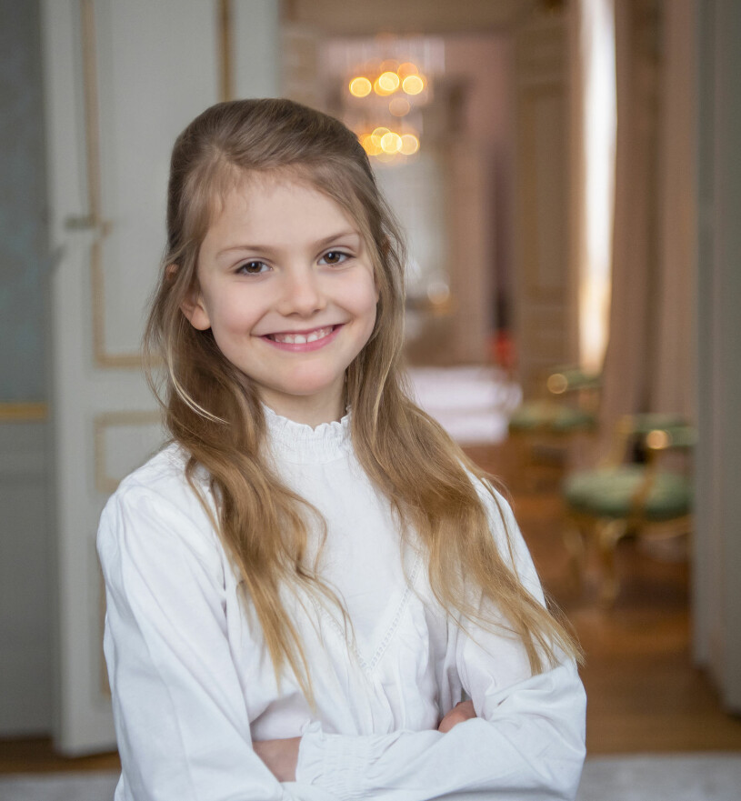 Prinsessan Estelle går i tvåan på Campus Manilla på Djurgården i Stockholm. På fritiden tränar hon dans.