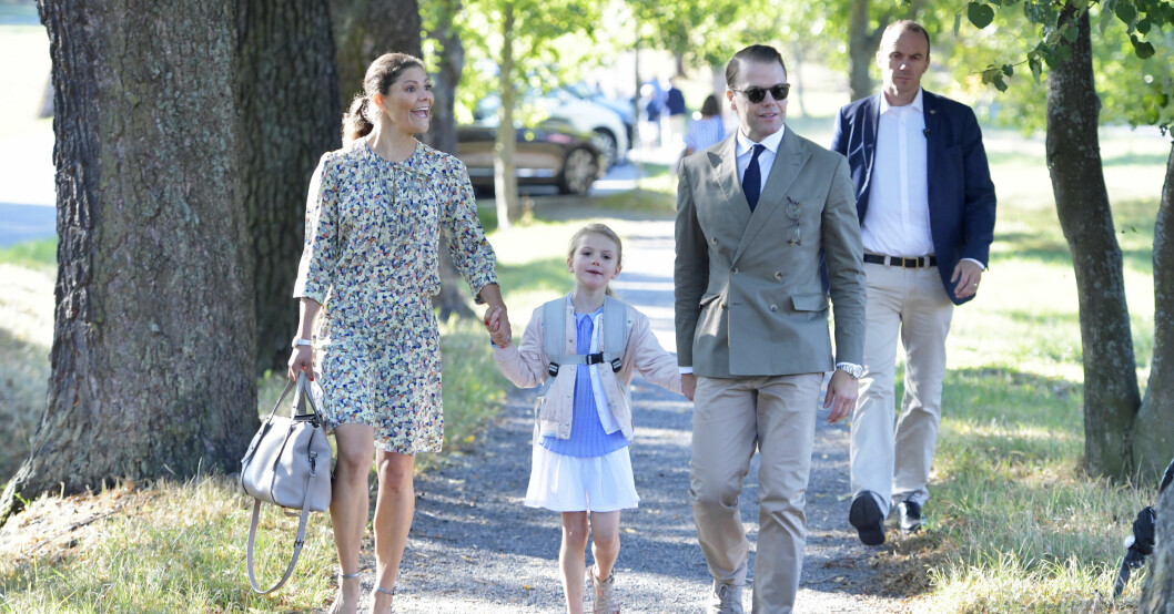 Prinsessan Estelle går på exklusiva skolan Campus Manilla på Djurgården. Här på väg till första skoldagen tillsammans med mamma Victoria och pappa Daniel.