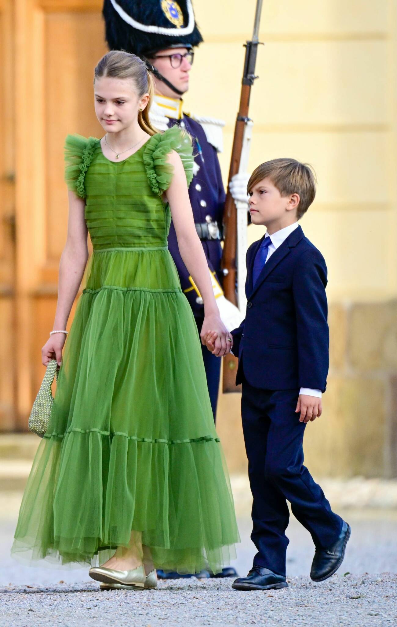 Prinsessan Estelle och prins Oscar på morfar kungens konsert