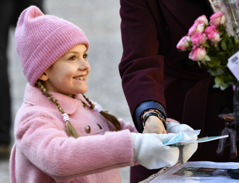 Det har blivit tradition att prins Oscar och prinsessan Estelle får följa med och fira mamma på namnsdagen. Årets firande är dock än så länge ett stort frågetecken. Prinsessan Estelle Kronprinsessan Victorias namnsdag 2021