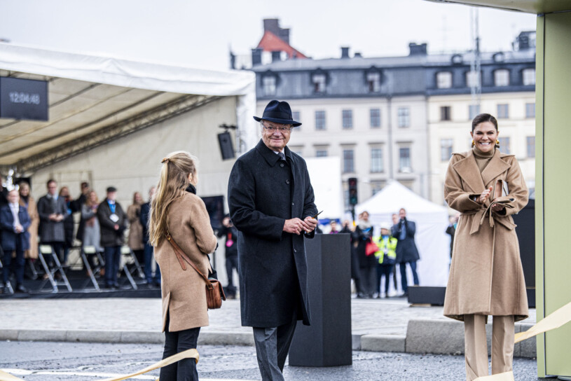 En viktig länk mellan dagens och morgondagens Stockholm: ”Härmed förklarar jag den nya Slussbron invigd!” sa kungen, ”Må den vara till nytta och glädje för många generationers huvudstadsbor och besökare!” Prinsessan Estelle Kungen Kronprinsessan Victoria