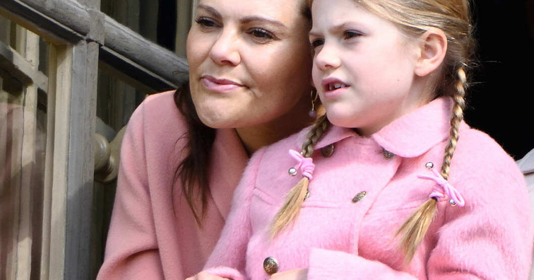 Kronprinsessan Victoria är en kärleksfull mamma till prinsessan Estelle. Prinsessan Estelle och kronprinsessan Victoria.