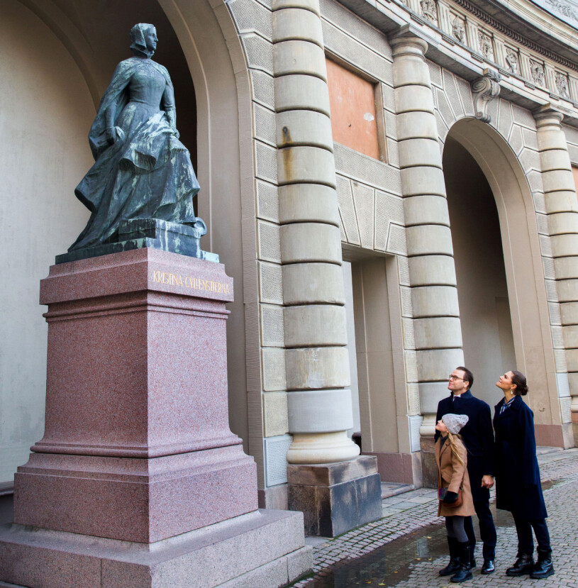 Mamma Victoria, pappa Daniel och prinsessan Estelle vid Kristina Gyllenstiernas staty, skapad av bildhuggaren Teodor Lundberg. Kristina var moster till Gustav Vasa och en riktig stålkvinna! Prinsessan Estelle Prins Daniel Kronprinsessan Victoria Kristina Gyllenstierna