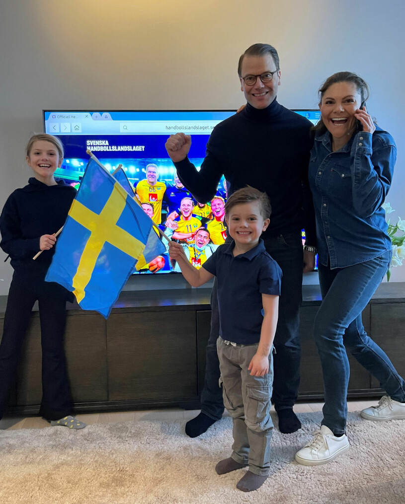 Hela Hagafamiljen var samlad inför matchen. Prinsessan Estelle Prins Oscar Prins Daniel Kronprinsessan Victoria Haga slott interiör