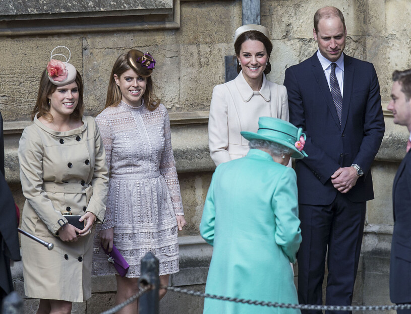 De är barnbarn till drottning Elizabeth och barn till prins Andrew och ”Fergie”. Men nu är Beatrice och Eugenie ”utputtade ur boet”. Prinsessan Eugenie Prinsessan Beatrice Hertiginnan Catherine Kate Drottning Elizabeth Prins William