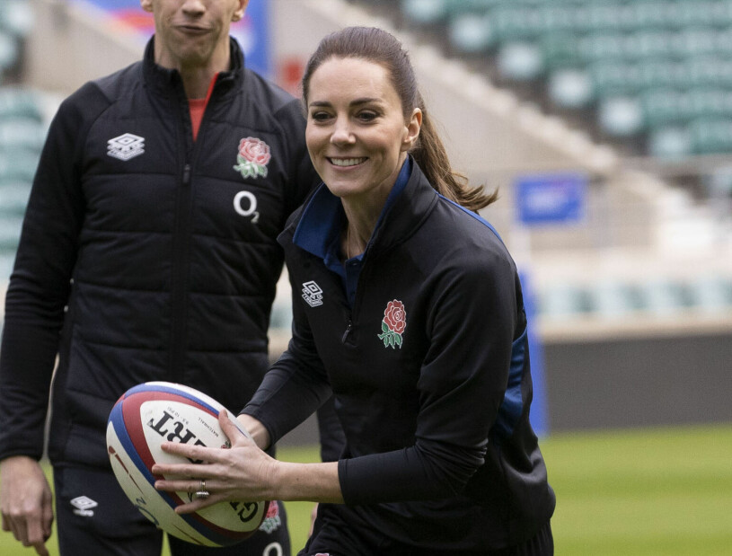 Kate räds inte för att springa lite. Här spelar prinsessan rugby på Twickenham stadium i London. Prinsessan Kate