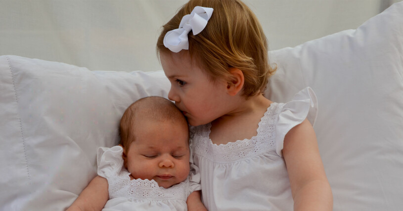 Kusinkärlek! Prinsessan Estelle med prinsessan Leonore. Foto: