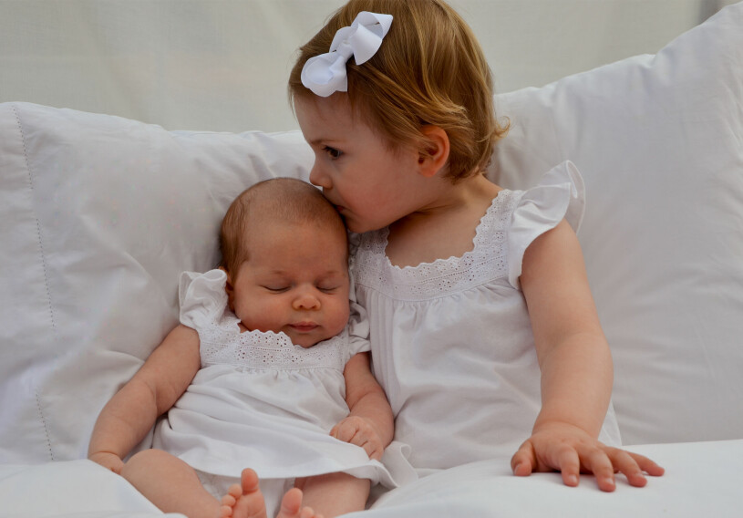 En nyfödd prinsessan Leonore bredvid kusin prinsessan Estelle. Prinsessan Leonore och prinsessan Estelle, 2014