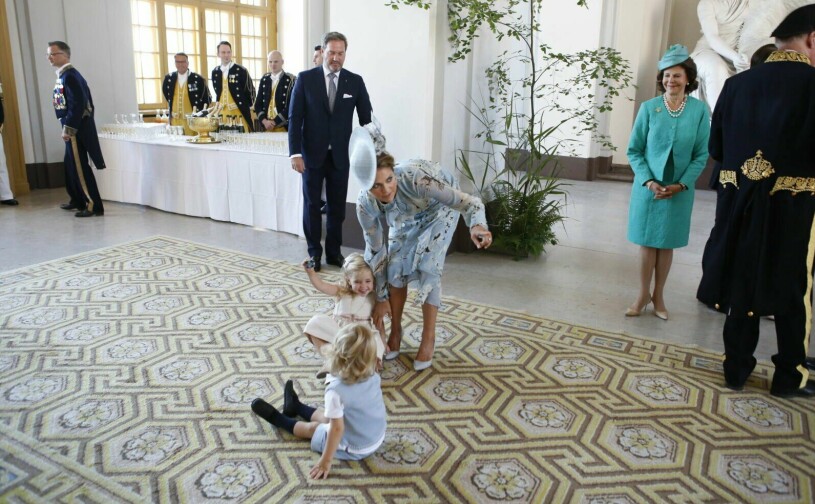 Lenore och brorsan Nicolas busar på kronprinsessans 40-årsdag. Foto: Christine Olsson/TT