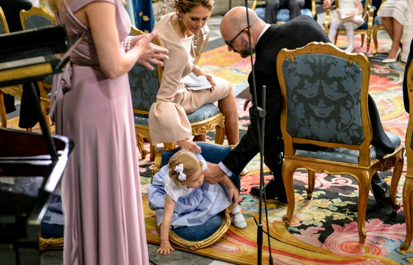 Leonore ramlar med stolen på kusinen prins Oscars dop! Foto: Anders Wiklund/TT