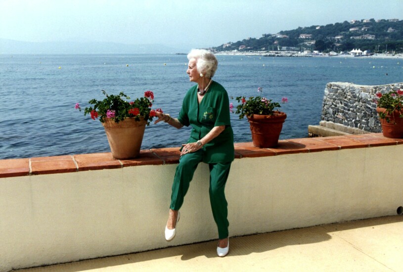 Med blicken mot horisonten: Prinsessan Lilian på sin terrass någon gång på 1980-talet. Prinsessan Lilian Villa Mirage Sainte-Maxime Franska Rivieran Interiörbilder
