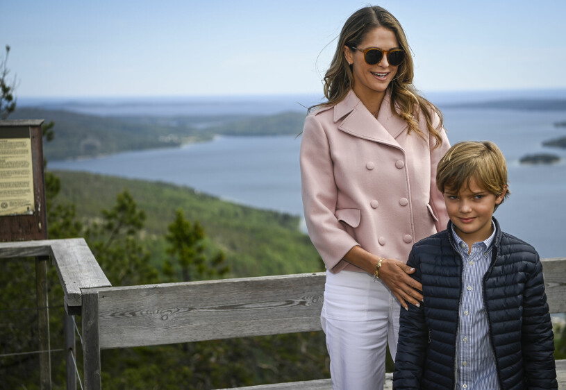 Prins Nicolas och prinsessan Madeleine besöker toppen av Skuleberget i Ångermanland. Prinsessan Madeleine, prins Nicolas