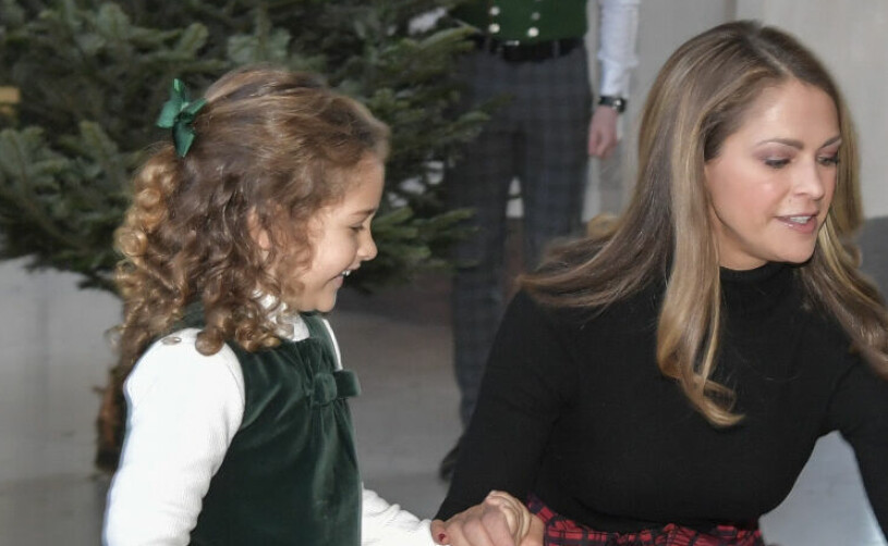 STOCKHOLM 20211220Prinsessan Madeleine och dottern Adrienne, tar emot en gran inför julfirandet från Skogshögskolans studentkår på Stockholms slott. Leonore och Nicolas i bakgrunden.Foto: Anders Wiklund / TT kod 10040 Prinsessan Madeleine, Prinsessan Adrienne