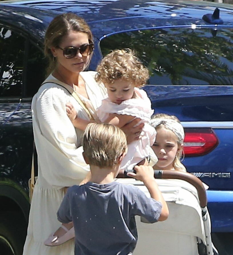 Prinsessan Madeleine med barnen i Miami. Prinsessan Madeleine barnen prinsessan Adrienne, prinsessan Leonore och prins Nicolas.
