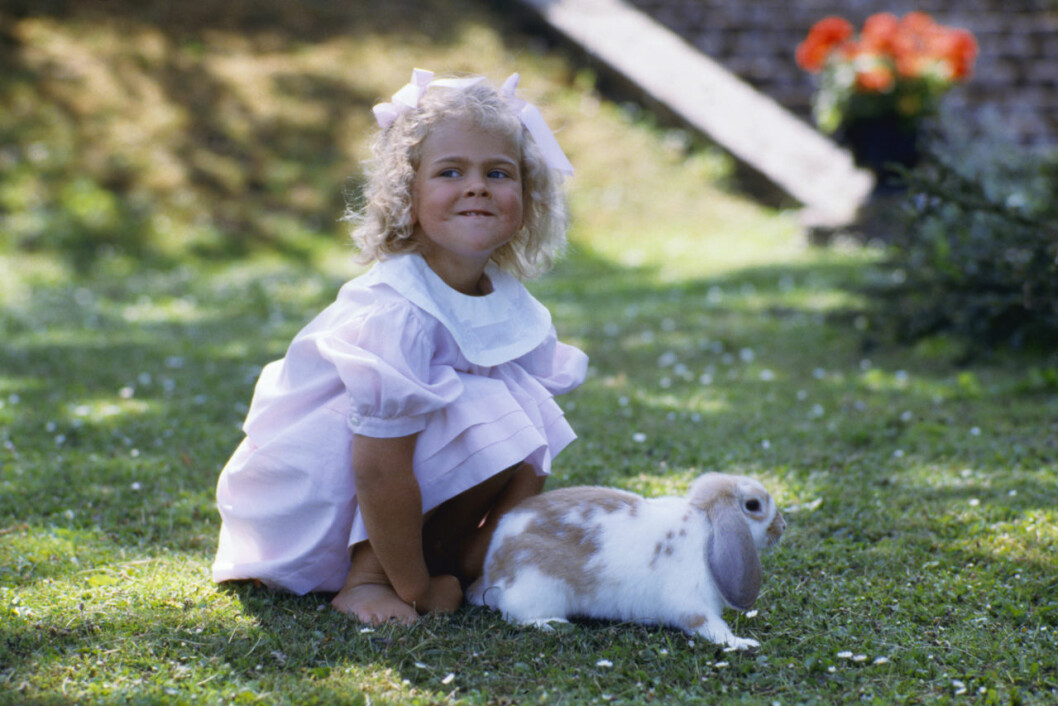 Prinsessan Madeleine på Solliden med sin kanin. Prinsessan Madeleine med sin kanin, en retrobild från Solliden.