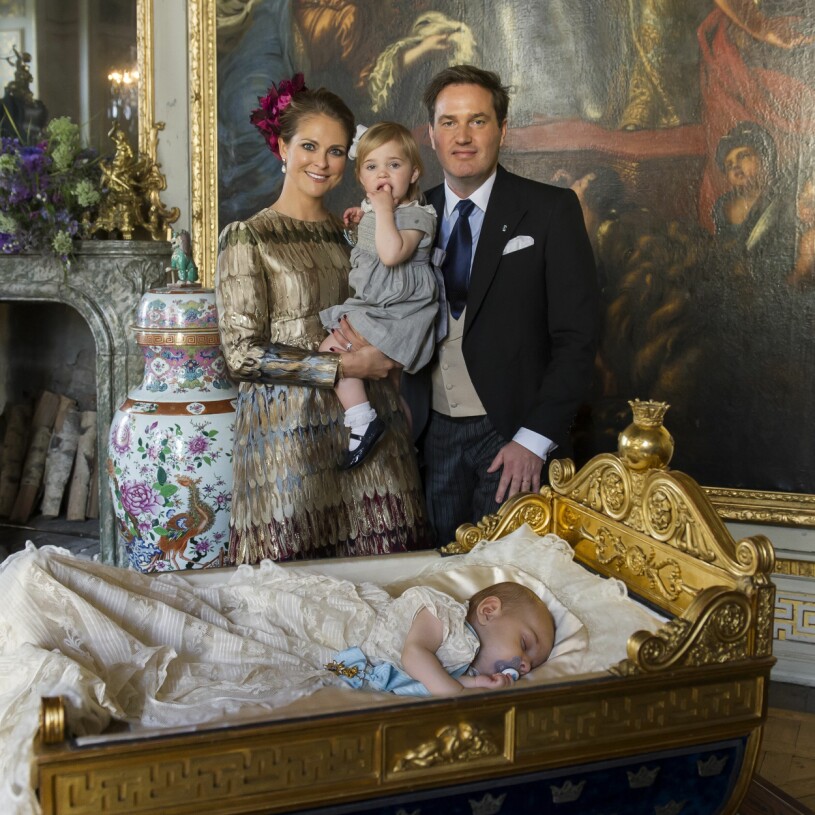 Paradfotot från prins Nicolas dop. Prinsessan Madeleine Chris O’Neill Prinsessan Leonore efter prins Nicolas dop