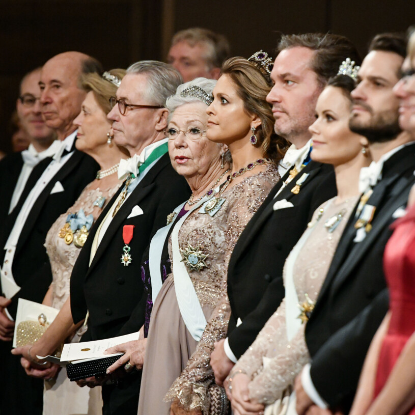 Prinsessan Madeleine höll ut under prisutdelningen. Men sedan fick Chris klara sig själv. Prinsessan Madeleine Nobelfesten 2017 Chris O’Neill Christopher O’Neill Prinsessan Christina