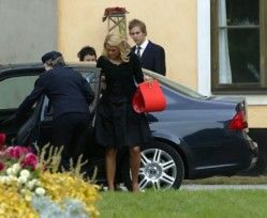 Prinsessan Madeleine och Lussan Gottlieb anländer till sitt kalas med placeringslista och kort. De fick hjälp att tömma bilen av hovstallets Ann Cronstedt. Prinsessan Madeleine och Lussan Gottlieb anländer till sitt kalas med placeringslista och kort. De fick hjälp att tömma bilen av hovstallets Ann Cronstedt.