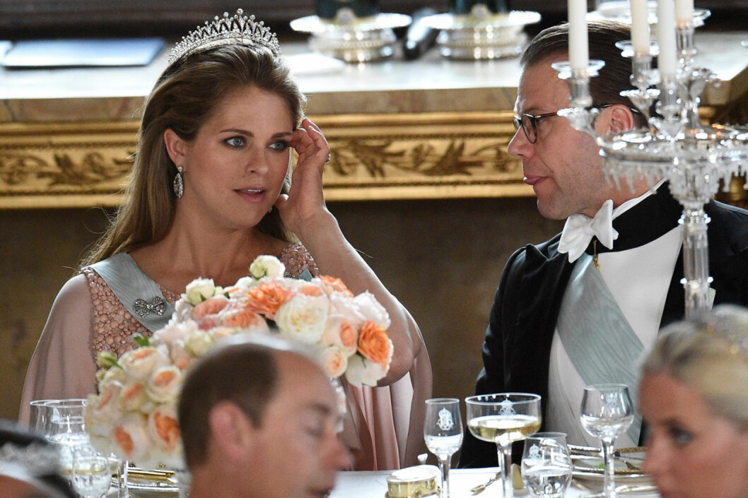 Prinsessan Madeleine klarade bröllopsmiddagen, med hjälp av prins Daniel. Vilken stålkvinna! Prinsessan Madeleine höggravid på prins Carl Philips bröllop 2015.