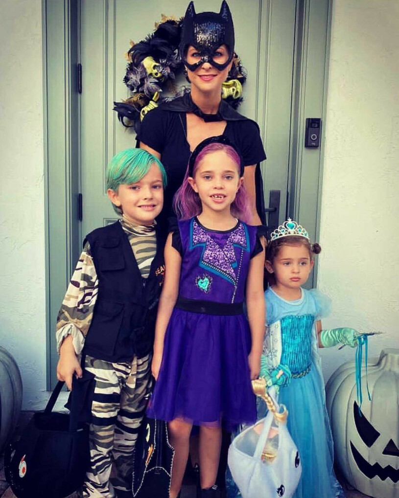 Två grinande pumpor vaktar ytterdörren hemma hos familjen Bernadotte-O’Neill i Florida. Prinsessan Madeleine Prins Nicolas Prinsessan Leonore Prinsessan Adrienne Halloween Miami Florida