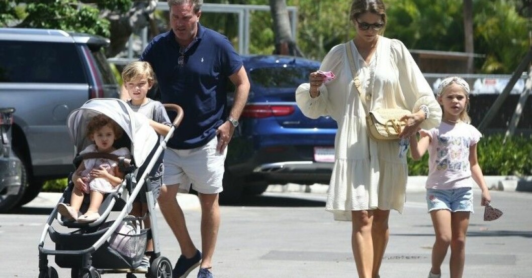 Chris kör barnvagnen med lilla Adrienne, prins Nicolas passar på att ta lift. prinsessan Madeleine chris o'neill