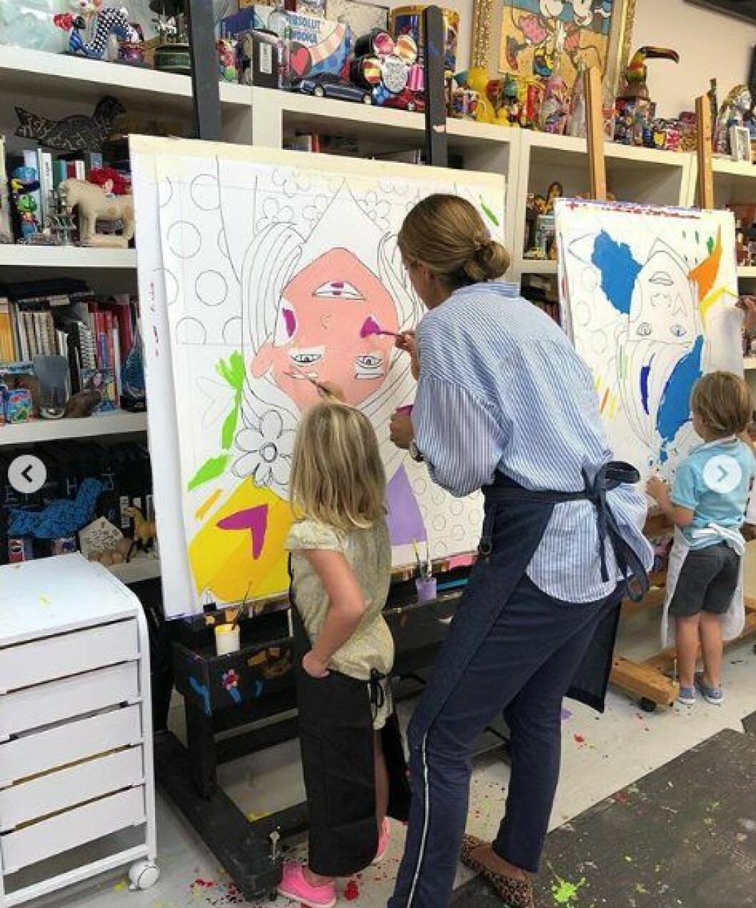 Prinsessan Madeleine och prinsessan Leonore färglägger porträttet av prinsessan Leonore. Längre bak sen ni prins Nicolas som målar sitt porträtt! Prinsessan Madeleine och prinsessan Leonore färglägger porträttet av prinsessan Leonore. Längre bak sen ni prins Nicolas som målar sitt porträtt!