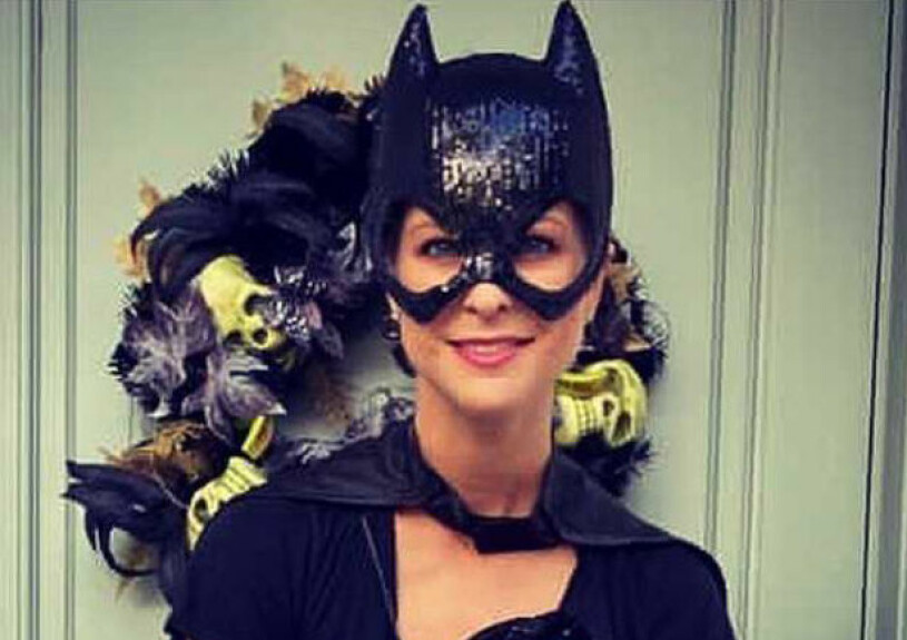 Prinsessan Madeleine som Catwoman. Och bakom dinglar kransen med de gula dödsskallarna.