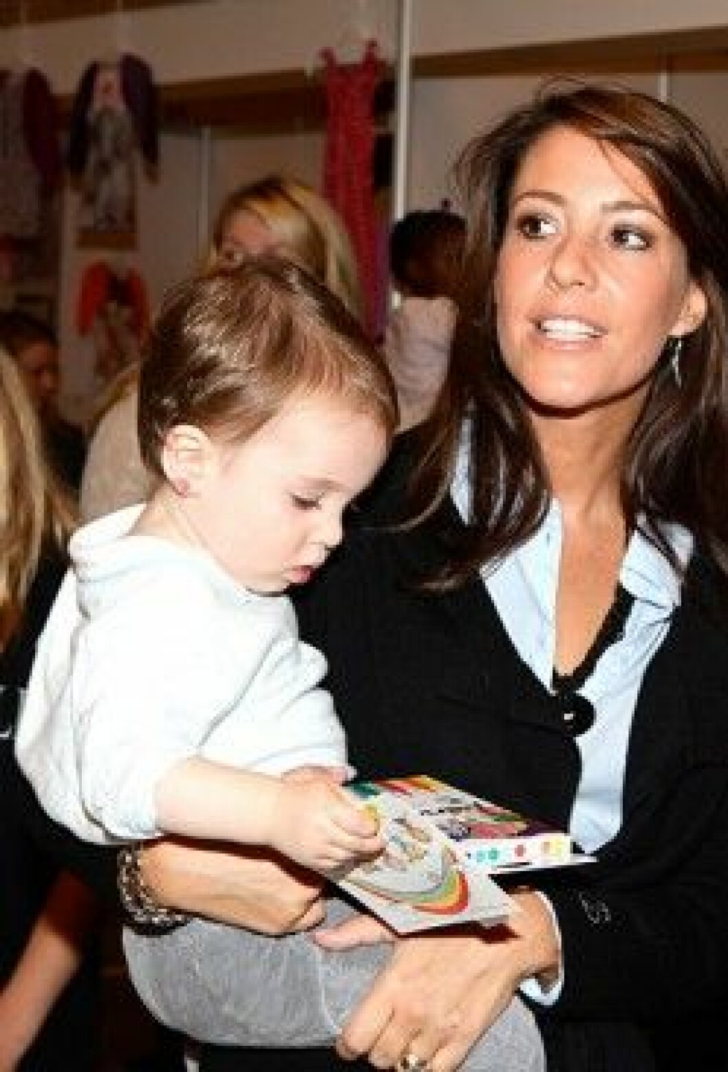 Prins Henrik vilar benen lite i mamma prinsessan Maries famn. Prins Henrik vilar benen lite i mamma prinsessan Maries famn.
