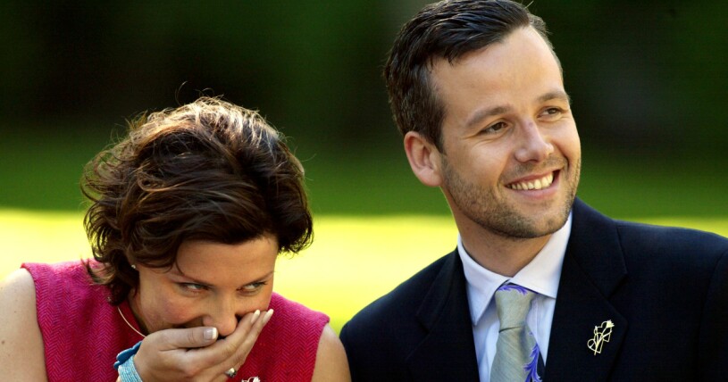 Prinsessan Märtha Louise och Ari Behn på en pressträff några dagar innan sitt bröllop, 2002. Prinsessan Märtha Louise och Ari Behn