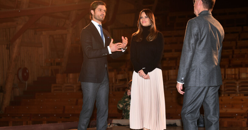 Ser ni att prinsessan Sofia håller händerna framför gravidmagen? Prinsessan Sofia