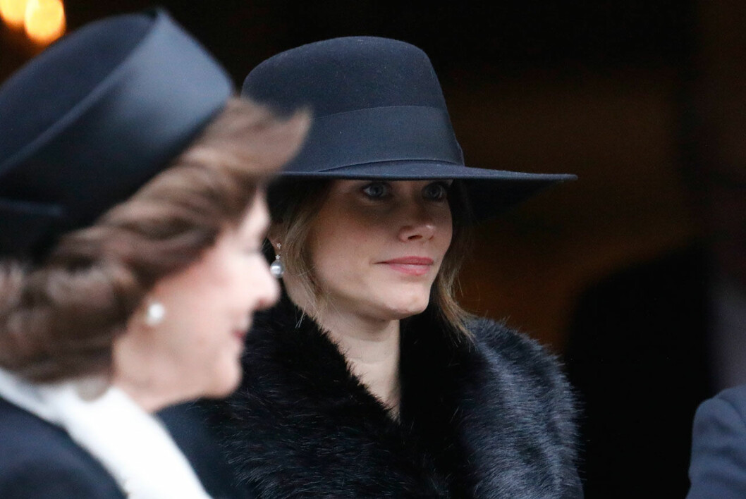 Prinsessan Sofia i dagens största hatt. Prinsessan Sofia i stor svart hatt på Dagmar von Arbins begravning i Oscarskyrkan.