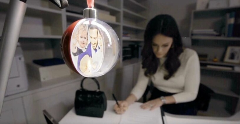 Prinsfamiljen som julkula! Prinsessan Sofia i sitt arbetsrum kontor på Stockholms slott