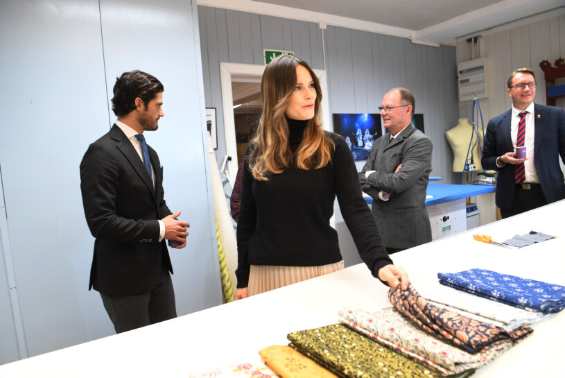 Sofia nöp nyfiket i tygerna i skrädderiet. Prinsessan Sofia prins Carl Philip Västanå teater Rottneros