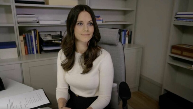 Den kungliga kontorsstolen är grå och har hög rygg. Prinsessan Sofia skrivbord arbetsrum kontor på Stockholms slott