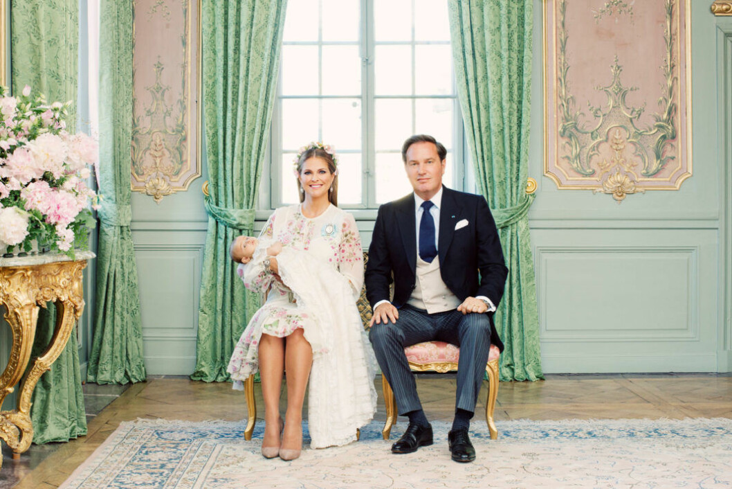 Hovet släppte ny bild på Adrienne tillsammans med mamma Madeleine och pappa Chris Hovet släppte ny bild på Adrienne tillsammans med mamma Madeleine och pappa Chris
