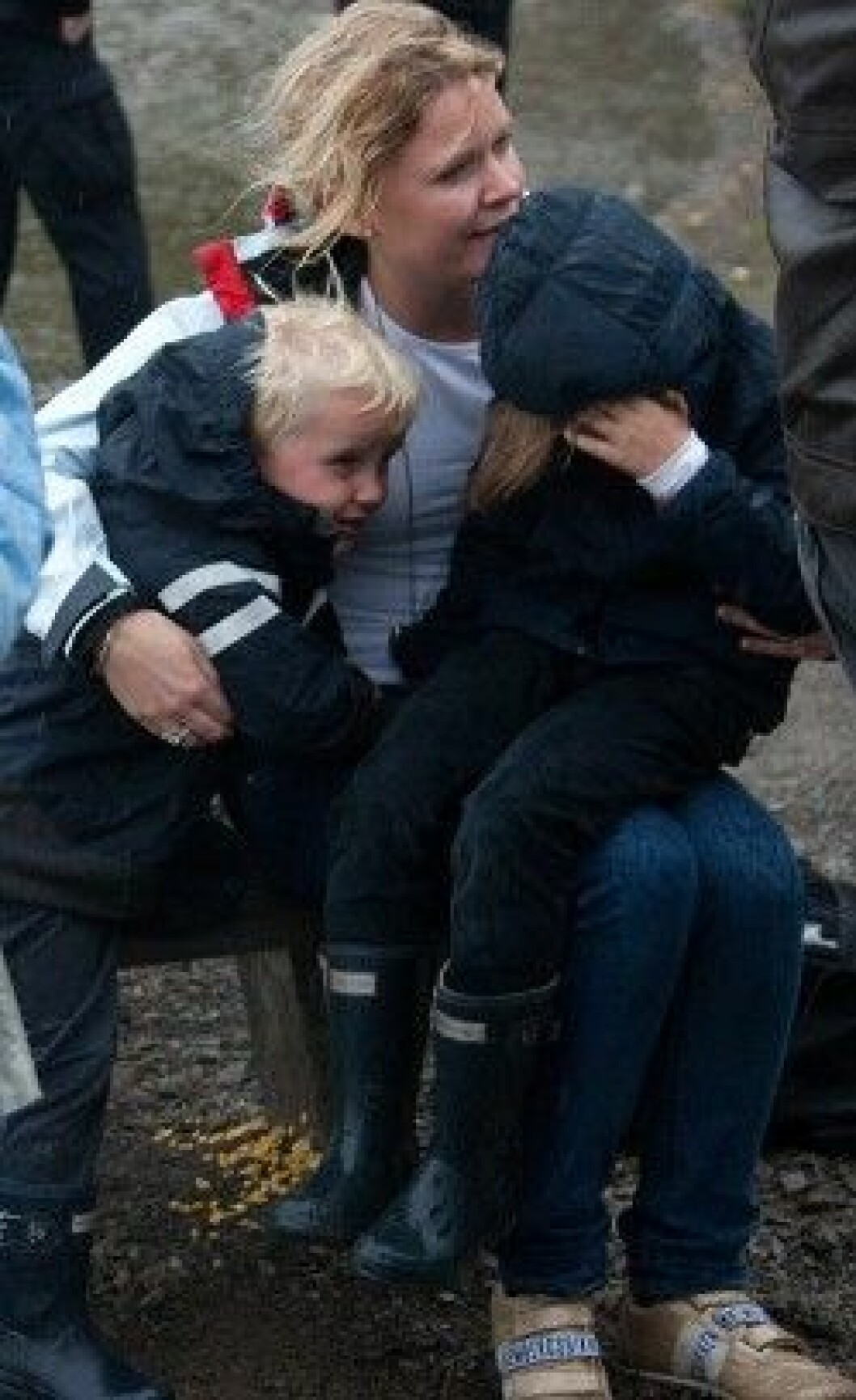 Prinsessan Ingrid Alexandra och prins Sverre Magnus tyckte det var läskigt när pappa låg i vattnet. Prinsessan Ingrid Alexandra och prins Sverre Magnus tyckte det var läskigt när pappa låg i vattnet.