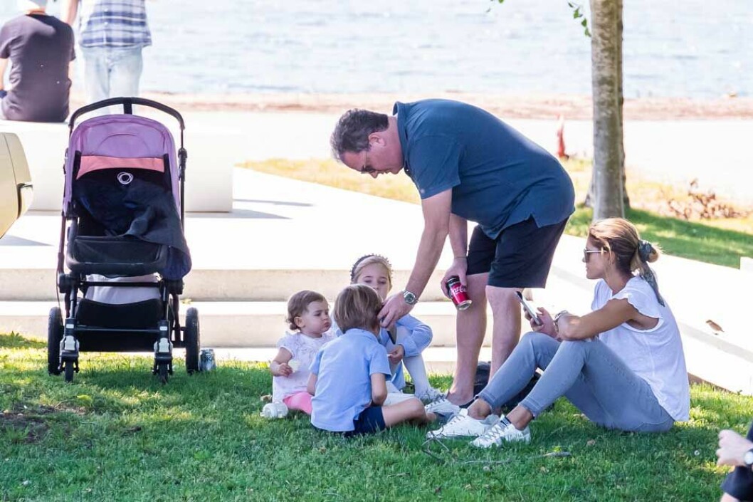 Prinsessan Madeleine har picknick med familjen på Gärdet i Stockholm.