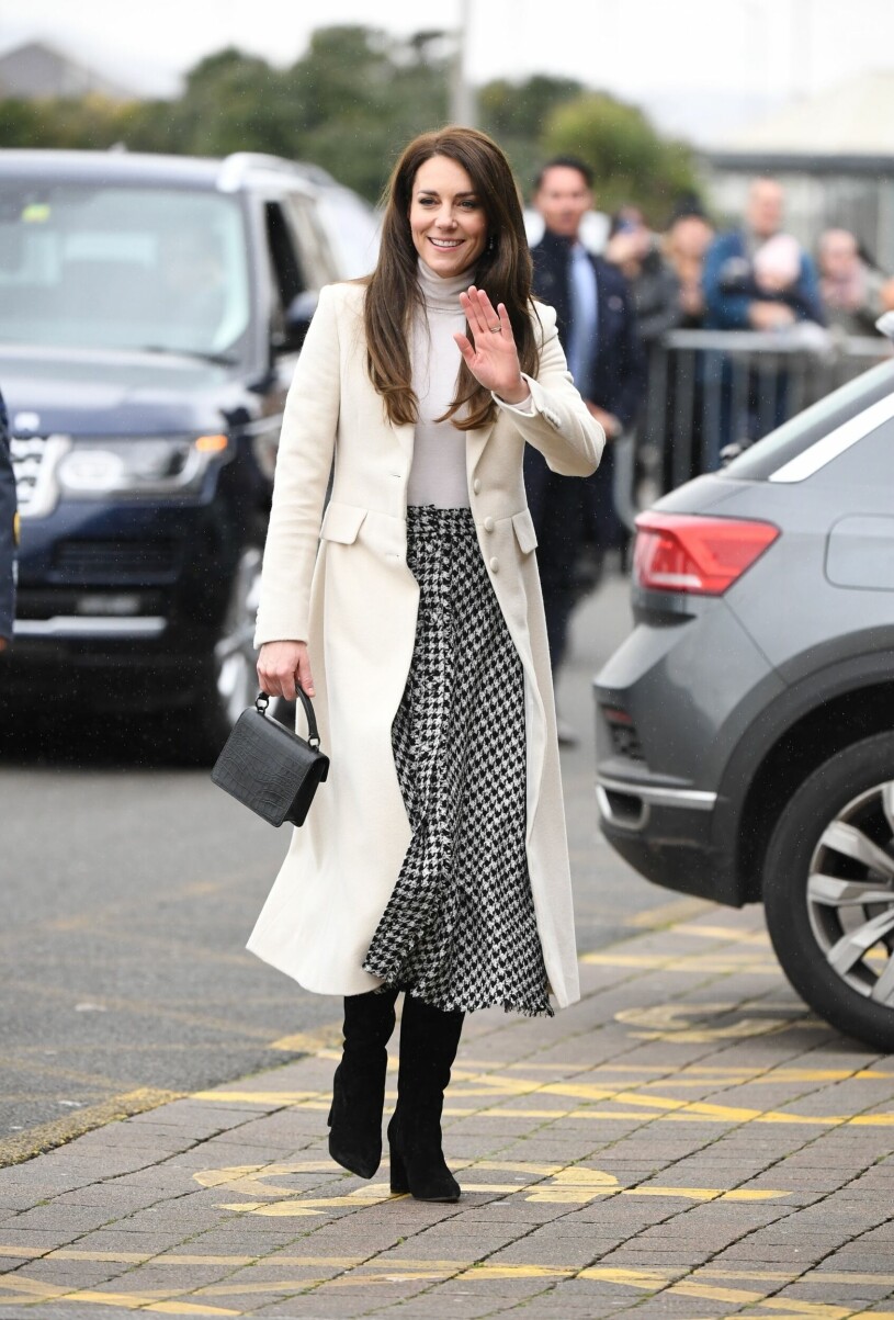 kate middleton i en rutig kjol