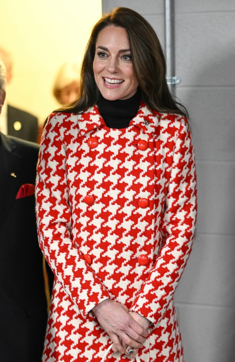 kate middleton i en röd hundtandsmönstrad kappa