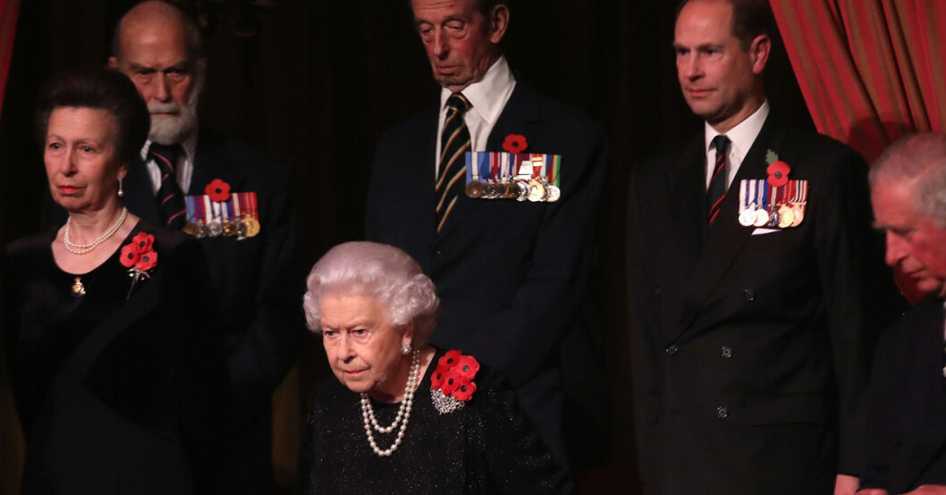 Här ser man den nu skandalomsusade prins Michael längst bak till vänster. Prins Michael och drottning Elizabeth