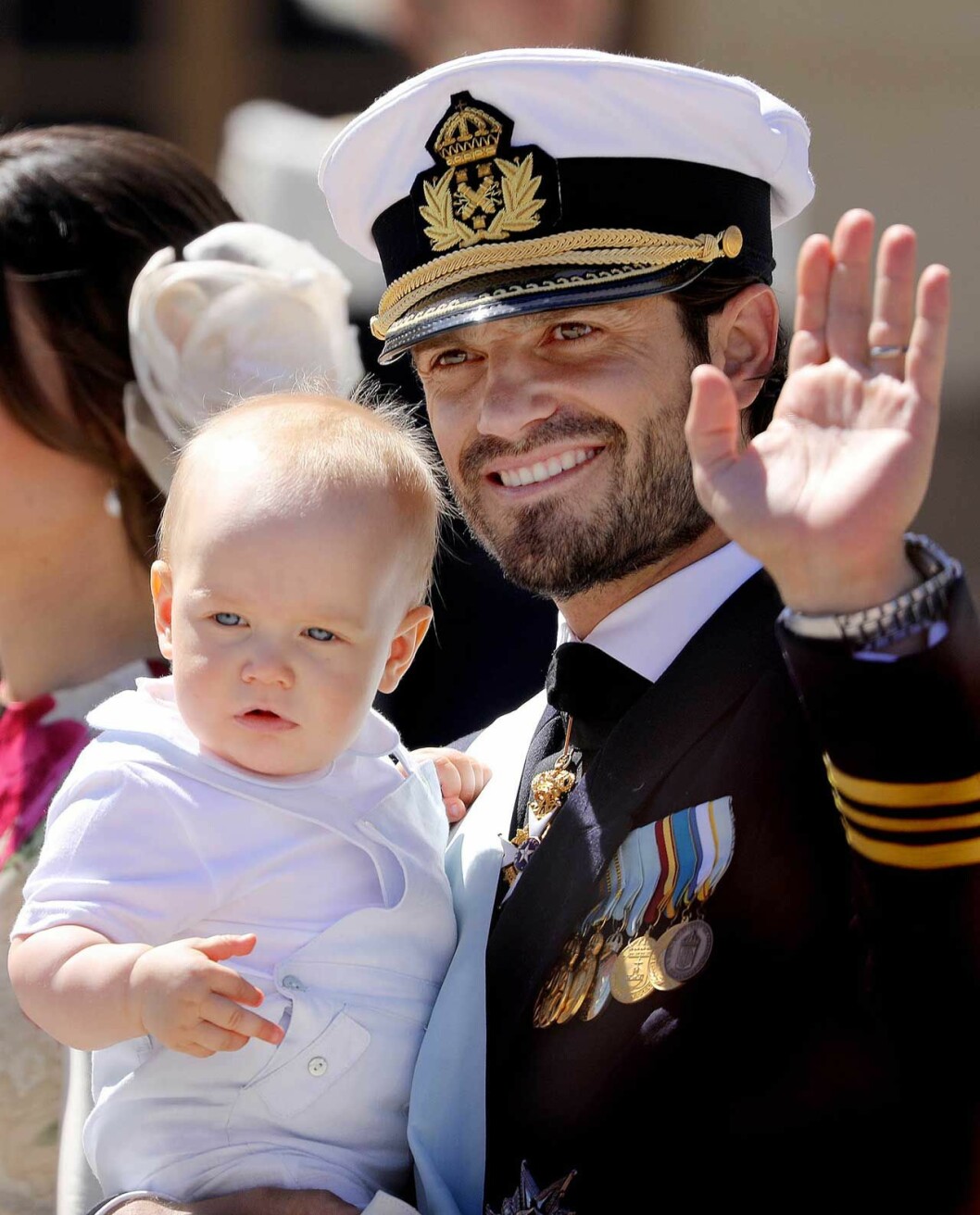 Carl Philip med yngsta sonen Gabriel. Carl Philip med yngsta sonen Gabriel.