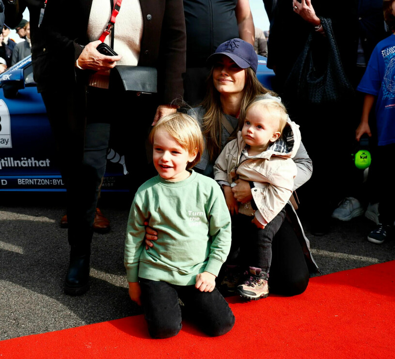 Så underbar familj! Men visst saknade man prins Alexander? Prinsessan Sofia, prins Julian och prins Gabriel på Mantorp Park under prins Carl Philips tävling i Porsche Carrera Cup