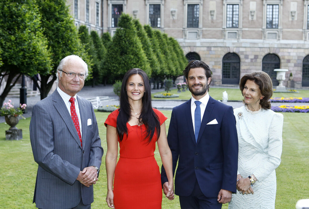 Kung Carl Gustaf, drottning Silvia, Prins Carl Philip och Sofia vid offentliggörandet av förlovningen. Kung Carl Gustaf, drottning Silvia, Prins Carl Philip och Sofia vid offentliggörandet av förlovningen.