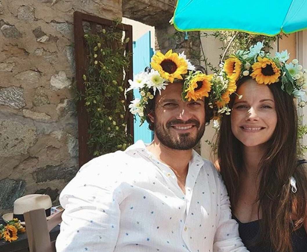 2017 firade prins Carl Philip och prinsessan Sofia midsommar i Sainte-Maxime och då blev det solrosor i kransarna. Prins Carl Philip och prinsessan Sofia i midsommarkransar av solrosor.