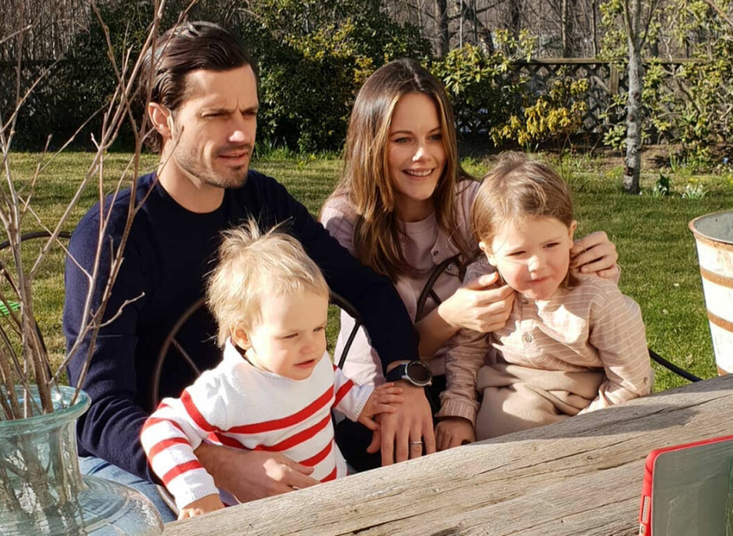 Framför datorn. Så ser de kungliga familjeträffarna ut denna coronavår, och just den här bilden togs när de alla ”träffades” i påskas. Prins Carl Philip, prinsessan Sofia, prins Gabriel och prins Alexander har ett videosamtal i trädgården på Villa Solbacken.