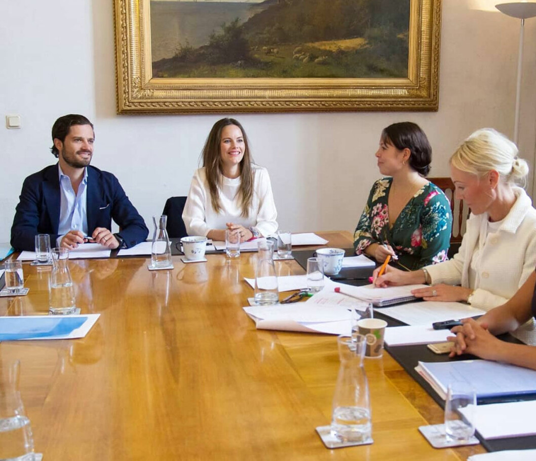 Så här brukade det se ut – innan slottet stängde igen och alla fick börja jobba hemma. Sofia och Carl Philip på möte med Prinsparets stiftelse