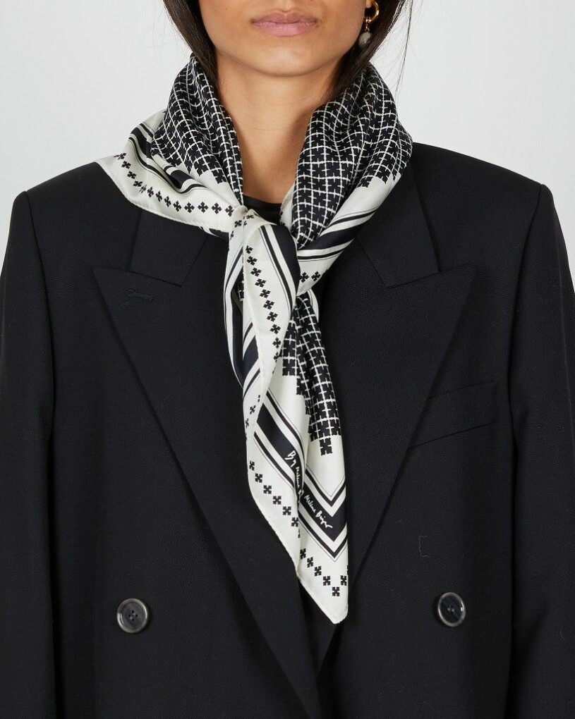 scarf runt halsen